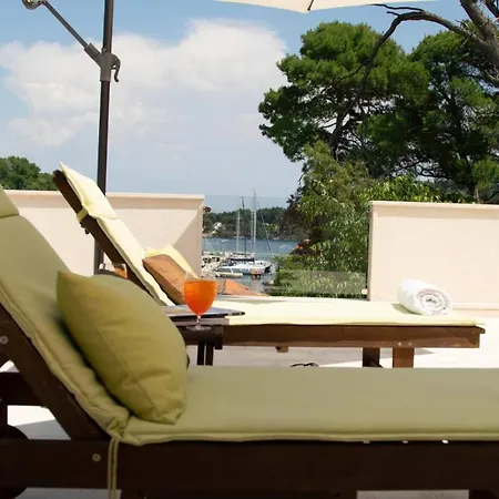 Private Luxury Azzurro On Solta For Up To 10 Persons, Free Parking, Very Close To Beach! Free Kajak & Mountainbikes, Great Living Area & Privacy! Villa Rogač