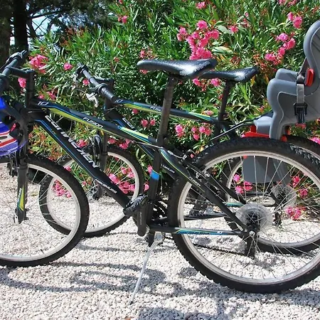 Villa Azzurro: Luxury Beachside Retreat With Kayaks & Bikes Rogac